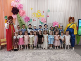 Утренник во второй младшей группе "Кексики для мамы" Утренник во второй младшей группе "Кексики для мамы".