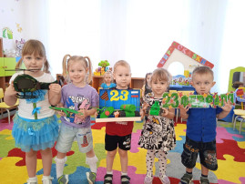 "Здравствуй праздник! Праздник мальчиков и пап!" "Здравствуй праздник! Праздник мальчиков и пап!".