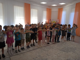 Выпускники прощаются с малышами Выпускники прощаются с малышами.