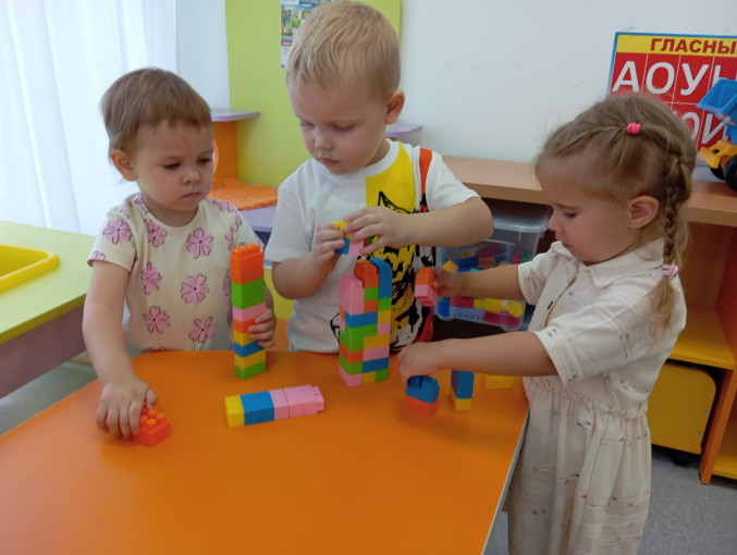 Мы играем целый день, нам играть совсем не лень. Мы играем целый день, нам играть совсем не лень.